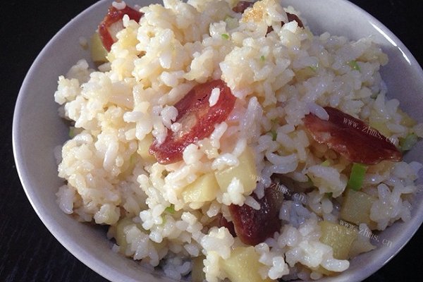 家常土豆腊肠饭