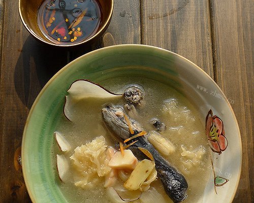 花胶螺片乌鸡养颜汤
