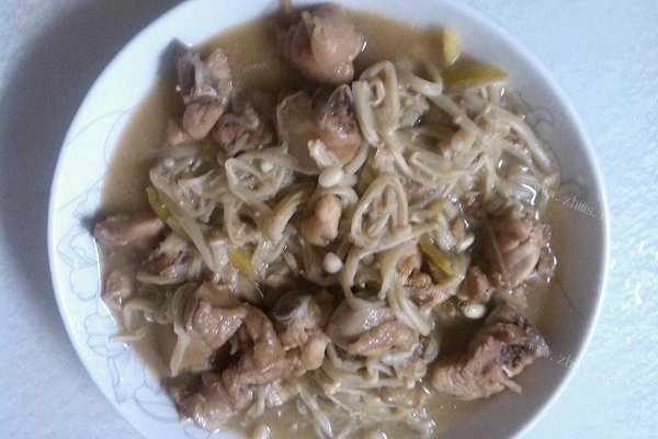 家常鸡腿炒金针菇