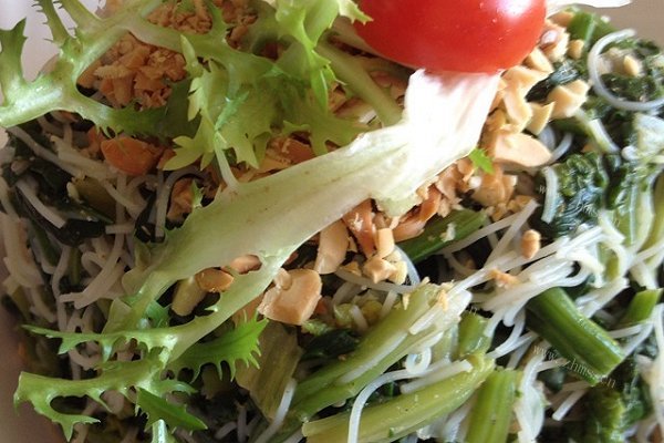 家常麻酱拌菠菜粉丝