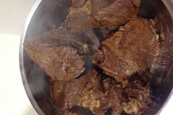 家常五香卤牛肉配凤爪