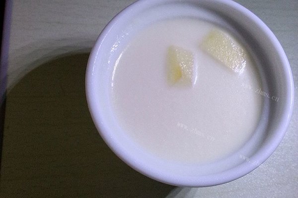 头顶苹果泥的牛奶果冻