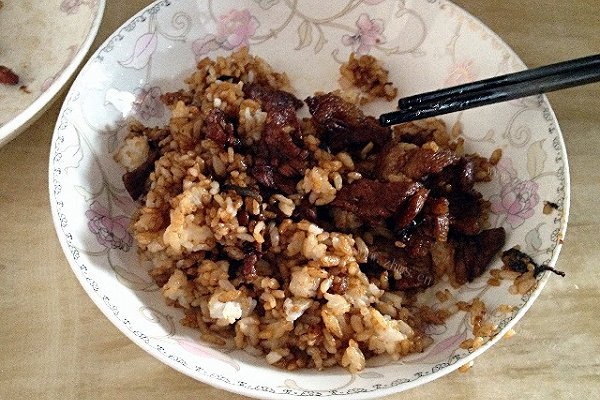 五花肉炒米饭