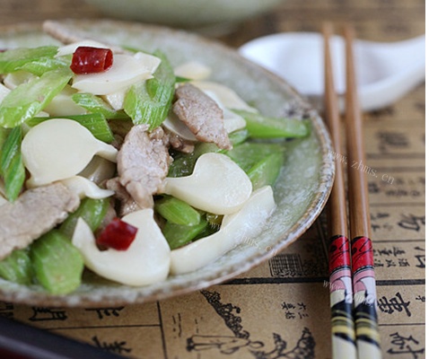 芹菜肉片炒海蘑菇