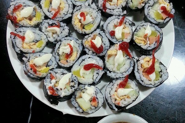 紫菜青瓜鸡蛋肉松寿司