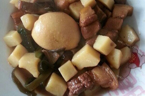 美味五花肉乱炖土豆鸡蛋