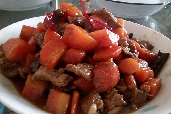 五香胡萝卜粒煮肉块