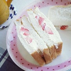 家常版超简单的草莓三明治