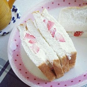 家常版超简单的草莓三明治