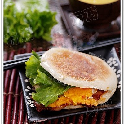 培根煎蛋夹馍 酱腌萝卜条 小米豆浆