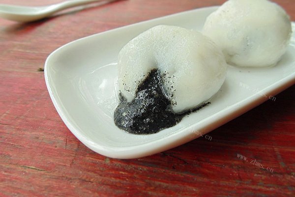 自制黑芝麻流沙汤圆