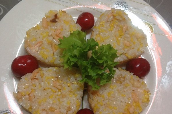 剩饭的华丽转身～三文鱼饭团