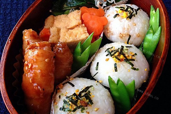 美味猪肉卷和饭团的午餐便当