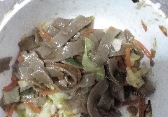 自制胡萝卜包菜炒红薯面条