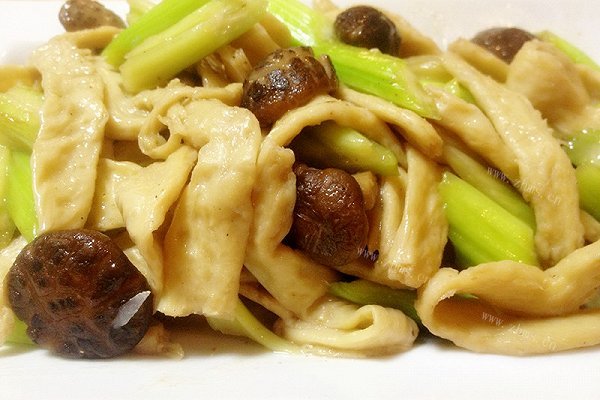 西芹香菇炒素肉
