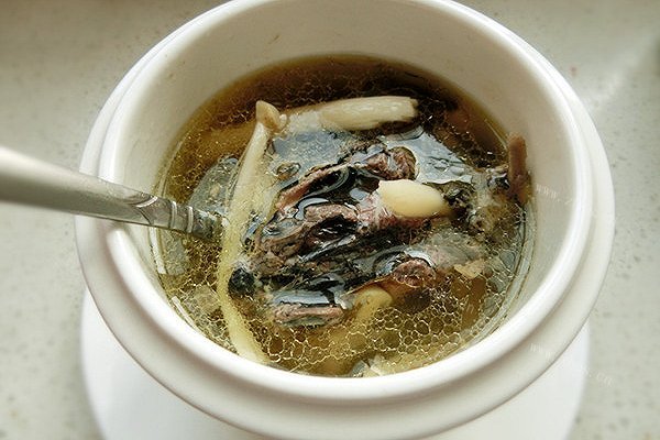 海鲜菇滋补乌鸡汤