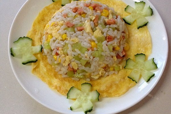 宝宝食谱：黄瓜玉米火腿鸡蛋炒饭～