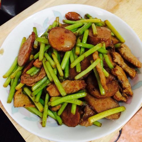 美美厨房之蒜苔炒肉