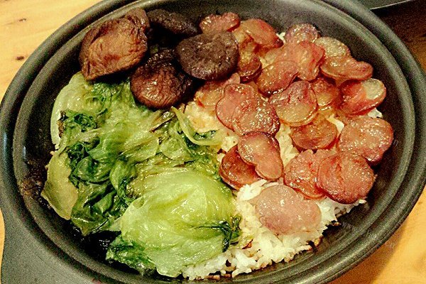 广式腊味煲仔饭