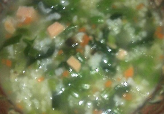 鸡汤香菇玉米肠蔬菜粥