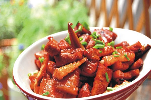 家常春笋烧肉