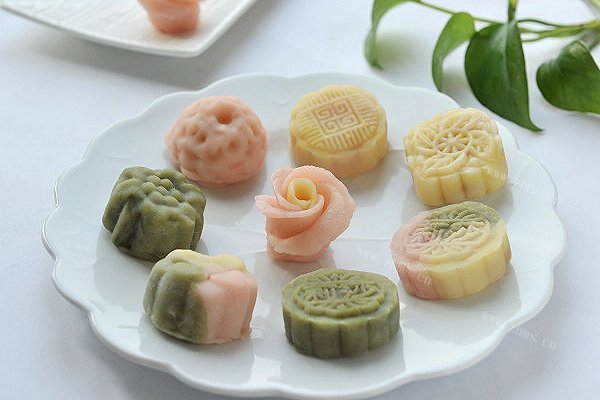 白豆沙蛋黄冰皮月饼