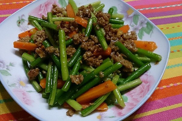 自制肉碎炒蒜苔