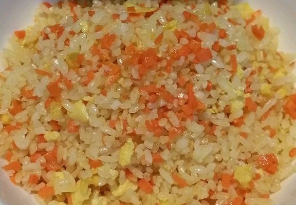 胡萝卜咸鸭蛋炒米饭