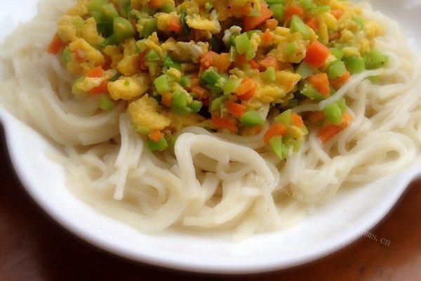 宝宝食谱：蚕豆鸡蛋胡萝卜拌面～