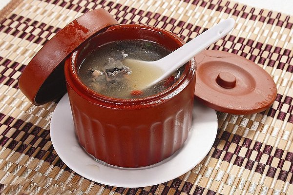 何首乌黑豆乌鸡汤