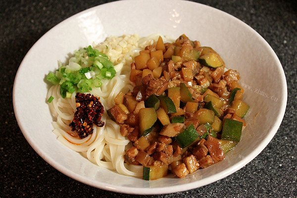 五花肉炸酱面