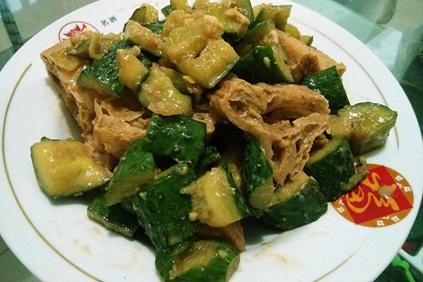 黄瓜拌油条