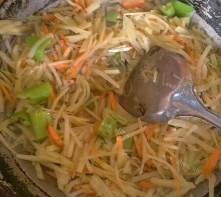 家常土豆丝炒胡萝卜