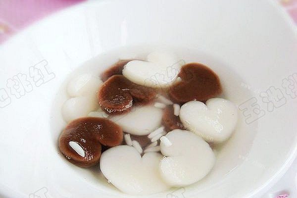DIY双色心形米酒汤圆