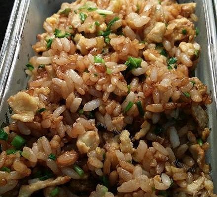 自家嫩蒜苗儿炒饭