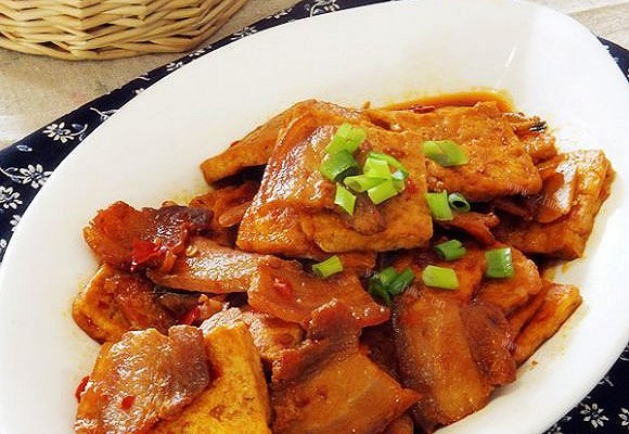 五花肉烧老豆腐