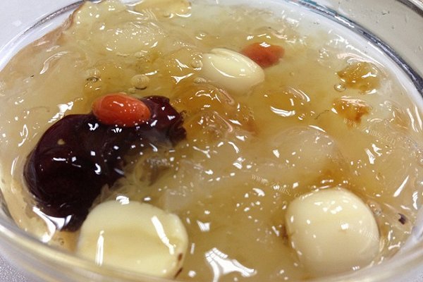 美味桃胶红枣炖银耳莲子