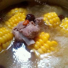 家常玉米排骨汤