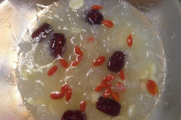 银耳莲子羹
