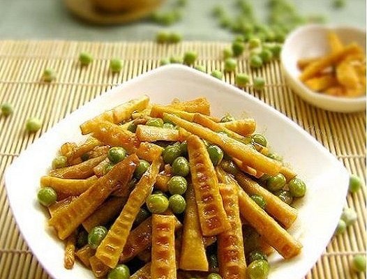 家常豌豆焖笋