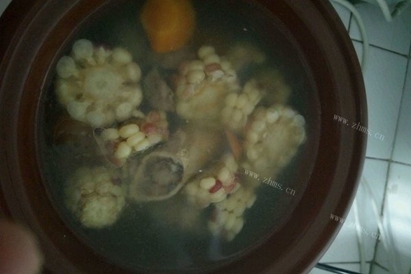 营养红萝卜玉米排骨汤