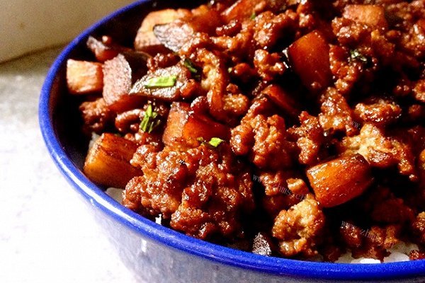 家常茄子肉丁蓋饭(3步驟)
