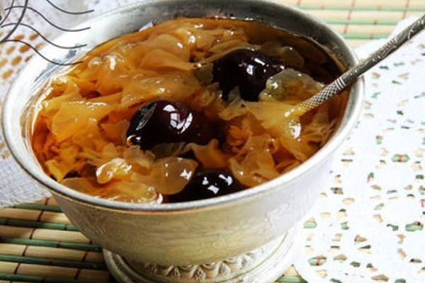 莲子银耳红枣糖水