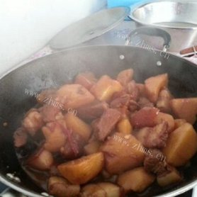 家里的红烧肉炖土豆