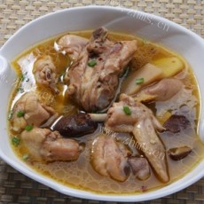 小鸡炖蘑菇-捷赛私房菜