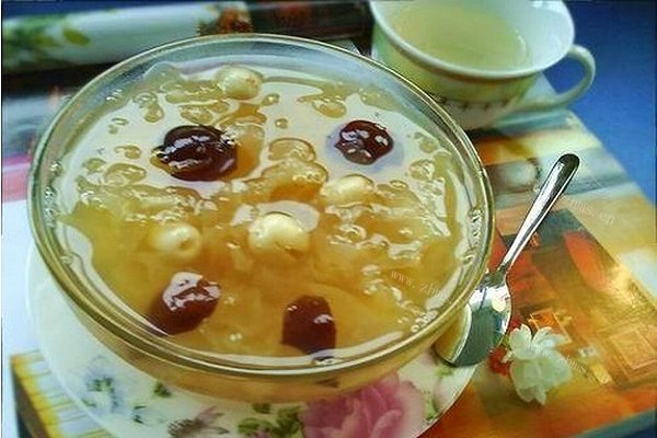 养生的红枣莲子银耳汤
