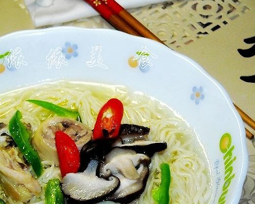 鲜菇鸡腿汤面