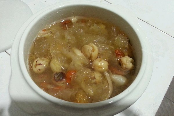 银耳莲子羹