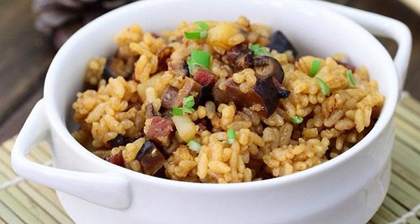 土豆青豆香菇腊肉焖饭