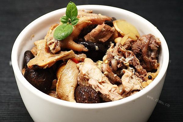 家常菜男松茸小蘑炖鸡